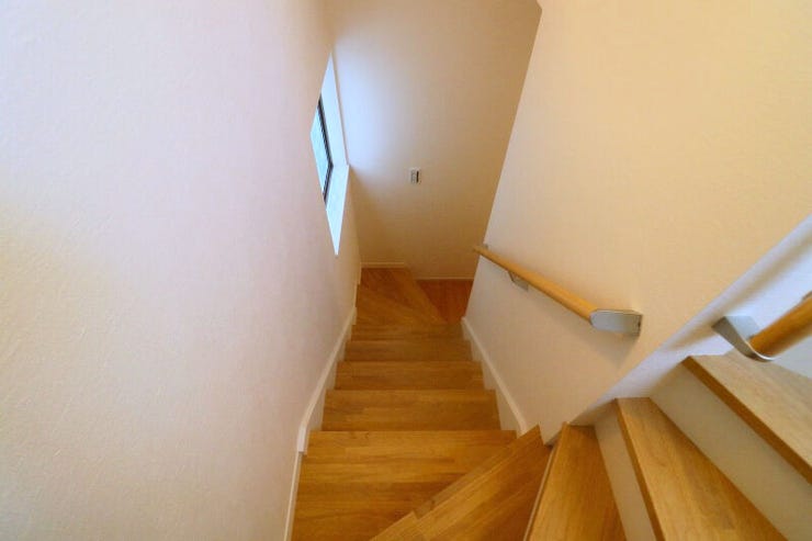 【Stairs】
階段は手すり付きで安心。
窓もあり明るいですね。