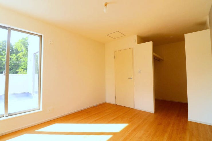 【Master bedroom】
7帖の主寝室です。
日がやさしく差し込むベッドルームには大容量のウォークインクローゼットをご用意。