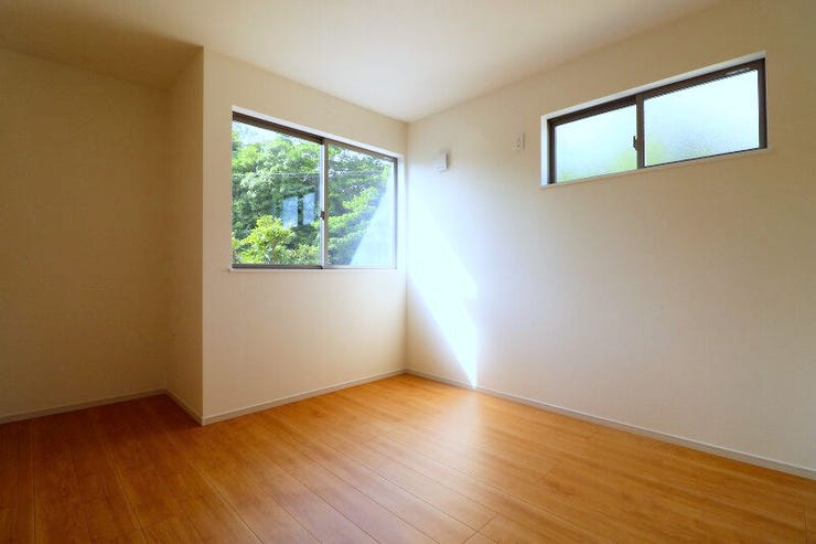 【private room】
6.9帖の洋室です。
窓からは緑も見え、明るいお部屋になっています。