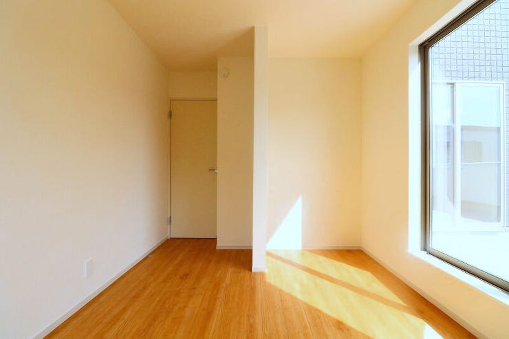 【private room】
6.3帖の洋室です。
バルコニーに面している大きな窓からの採光がポイントです♪