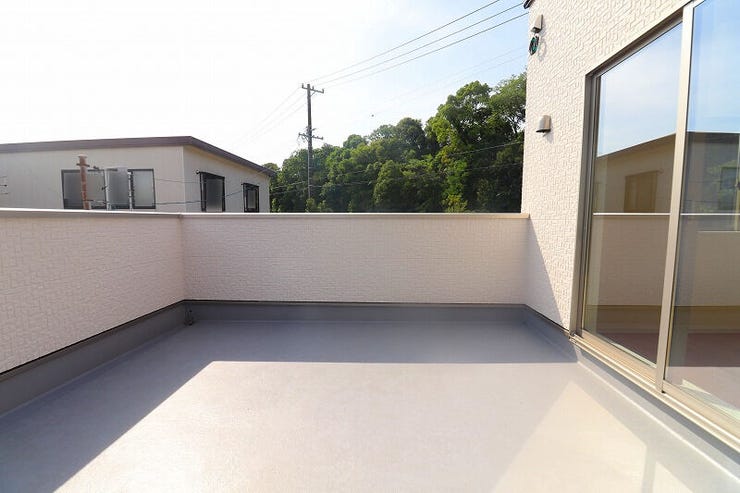 【balcony】
開放感なバルコニーです。洗濯もですが、ガーデニングやベランピング、お子さまのプール遊びも楽しめそうですね♪