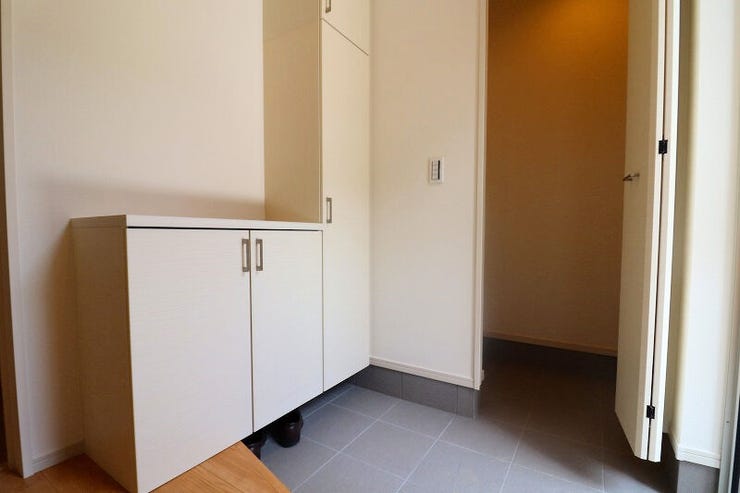【Entrance】
玄関横にはシューズインクローク付。雨具やキャンプ道具や三輪車など置いても余裕の広さ♪