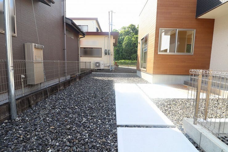 【garden】
庭スペース有り。ガーデニングも楽しめます。
ウッドデッキなどを設置しても素敵ですね♪