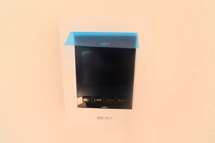 【TV monitor phone】
モニター付きインターホン。来訪者の確認ができるので、お子様の留守番の際も安心です。