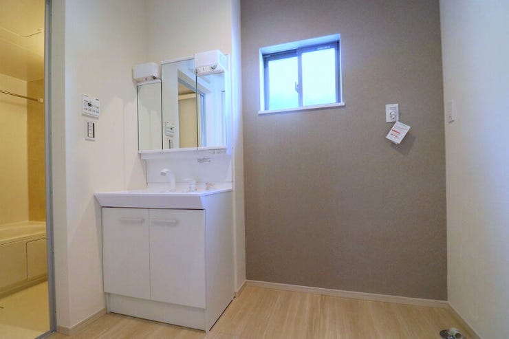 【dressing room】
洗面台は人気の3面鏡を採用しました。
ミラー裏が収納になっているので、生活感を出さずに収納することが出来ます。