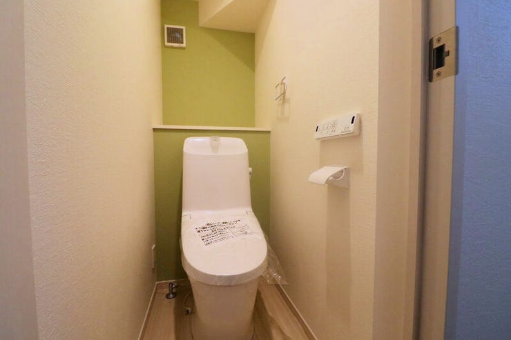 【toilet】
1階のウォシュレット機能付きトイレです♪
タオルリングやペーパーホルダーも完備です♪