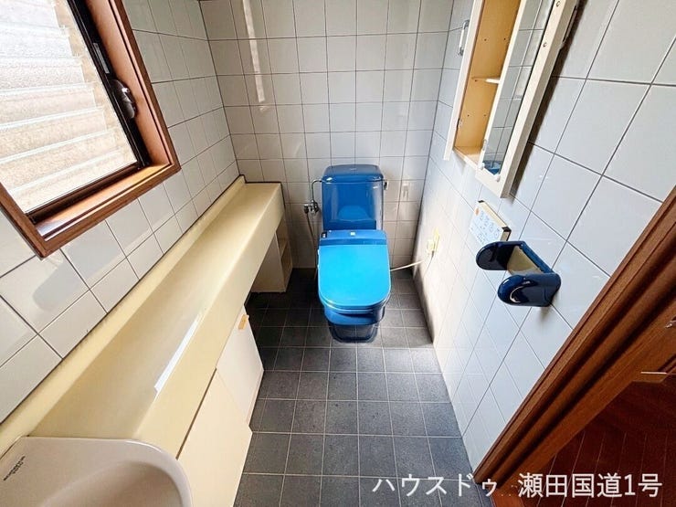 鮮やかなブルーのトイレがアクセントとなり、個性的でユニークな印象を与えます。単調になりがちなトイレ空間にポップなカラーを取り入れることで、明るく楽しい雰囲気を演出します。