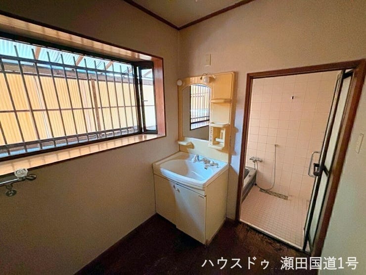 洗面所に大きな窓が設置されているため、自然光が入り込み、日中は明るく清潔感のある空間になります