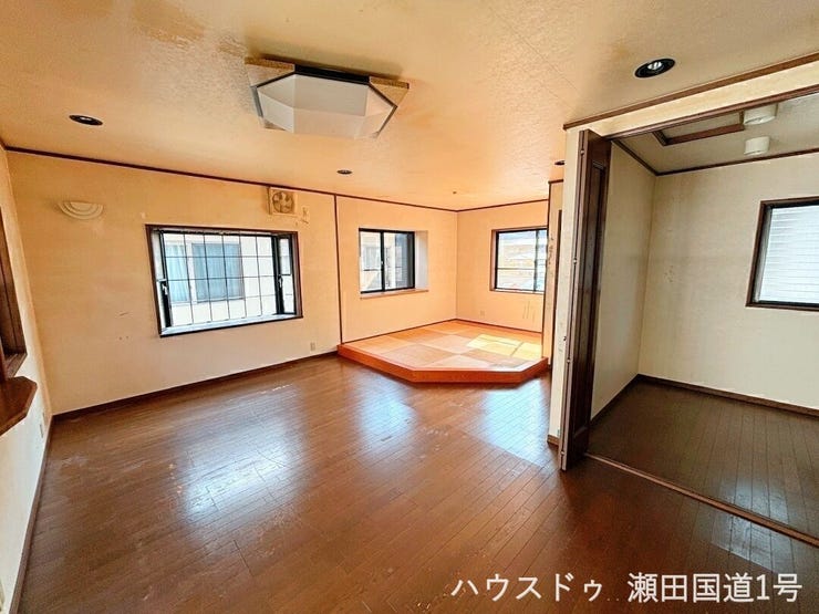 11.7帖洋室です!大きなウォークインクローゼットと、奥にある小上がりの和室が特徴です。畳の上でくつろいだり、キッズスペースとして利用したりと、ライフスタイルに合わせて柔軟に空間を使うことができます。