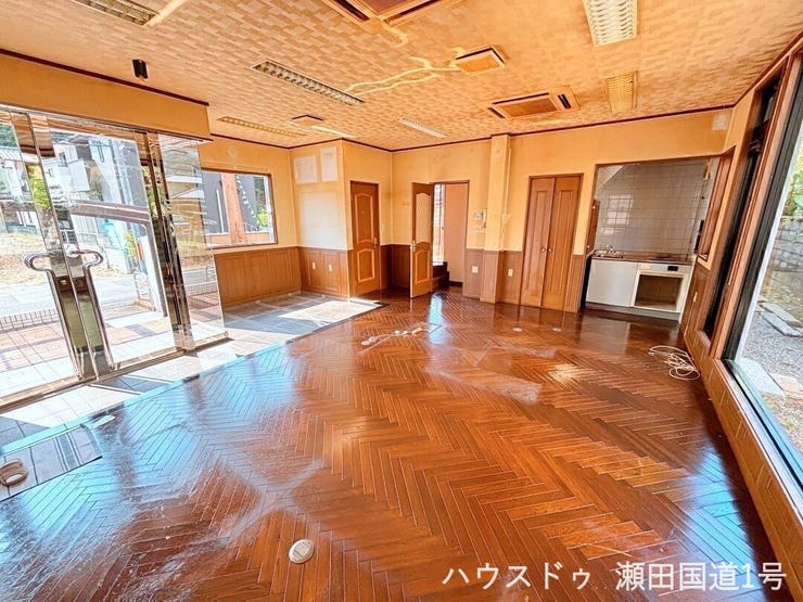 ガラス扉の明るいエントランスと広々としたフロアは、サロン・事務所・教室など多目的に利用可能。明るく清潔感のある印象です。