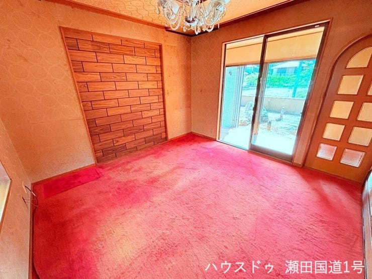 1F8帖洋室です!広々とした空間は、多目的に利用可能です。窓からは光が差し込み、明るく開放的な雰囲気を演出します。