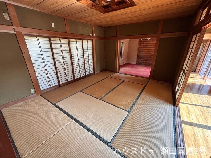 広々とした和室は、客間、寝室、リビングなど様々な用途に利用可能です。畳の上でくつろいだり、布団を敷いて寝たりと、ライフスタイルに合わせて柔軟に活用できます。