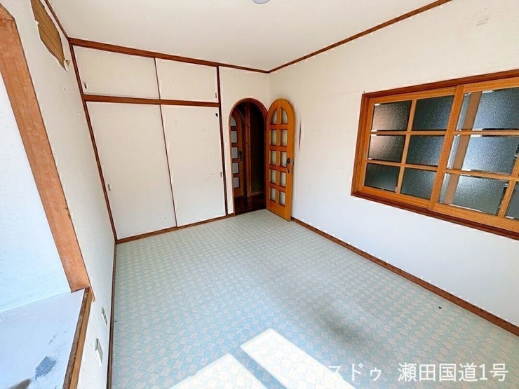 2階6帖洋室です!アーチ型のドアや木製の窓枠が、懐かしさと新しさを感じさせるレトロモダンな空間を演出しています。個性的な内装を好む方や、一味違った住まいを探している方に魅力的です。