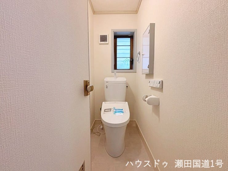窓付きで明るく、換気がしやすい清潔なトイレ。
