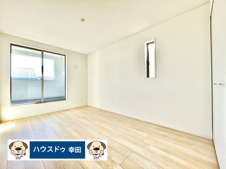 2階:7.2帖の主寝室
2面採光でバルコニーに面しており、日当たりがよく明るいお部屋です