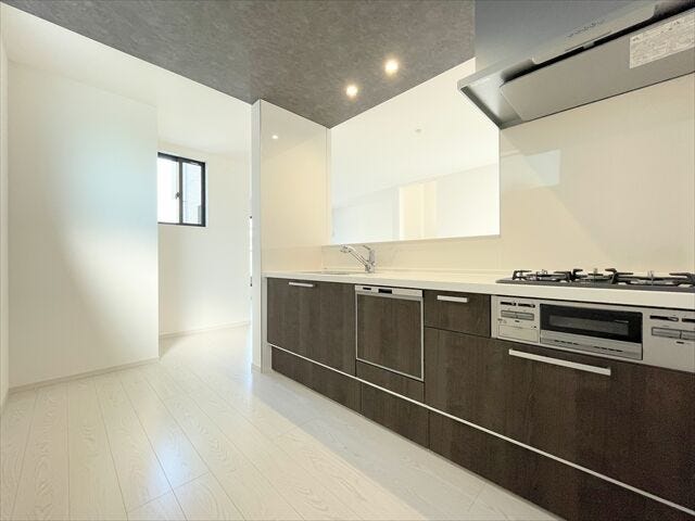 スタイリッシュなキッチンと広々空間。
明るさと使いやすさを兼ね備えた魅力のLDKです。