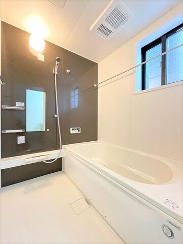 明るくのびのびと入浴できる浴室。
浴室乾燥機付きなので雨の日のお洗濯物干し場に困る事もなさそうです。
しっかりと換気ができるのも嬉しいですね。