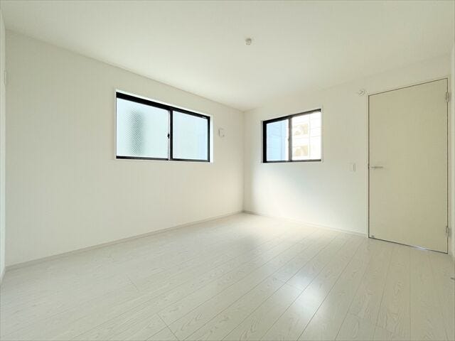 2面採光で明るい洋室。
寝室や子ども部屋として使いやすい一室です。