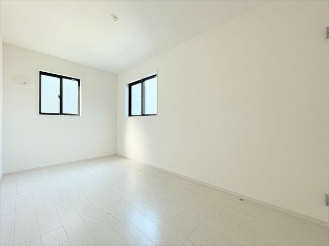 白を基調としたお部屋には、どんなインテリアも合わせやすく、
開放感や清潔感ある空間にしてくれます。