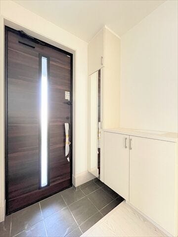 玄関には収納棚が設置されています。
家族全員分の靴など片付けておけるので
スッキリとした空間を保てます◎