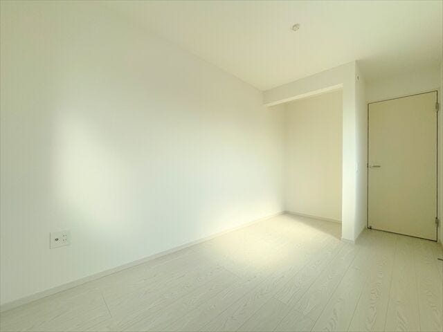 壁が白いのでプロジェクターを設置して映画やYouTubeなど楽しめます♪
部屋がおしゃれなシアタールームのように変身◎