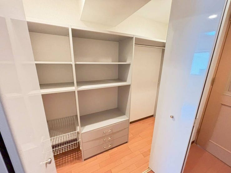 《収納》
廊下部分の収納スペース。扉付きの収納スペースがあり、衣類やストック品等すっきり収納可能!