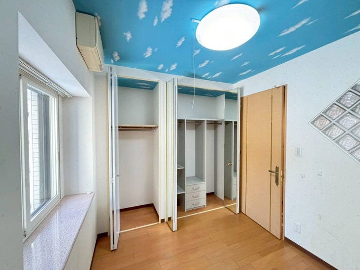 《洋室1》
約4.8帖のお部屋です。
収納スペースもしっかりと確保しています。