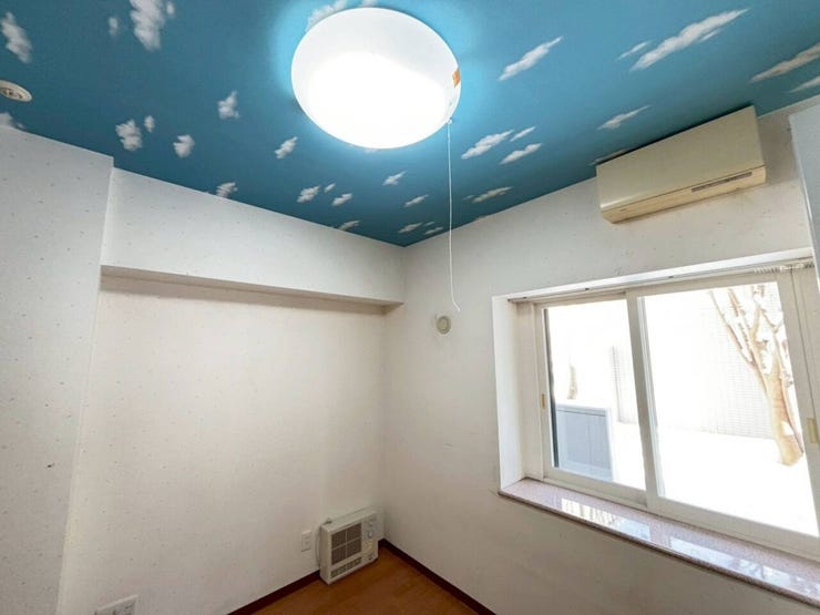 《洋室1》
遊び心のある天井が可愛らしいお部屋です。