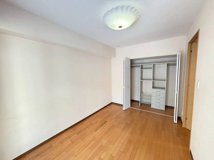 《洋室2》
約6帖のお部屋です。シンプルで落ち着いた雰囲気。
こちらにもクローゼットがあり収納スペースをしっかりと確保!