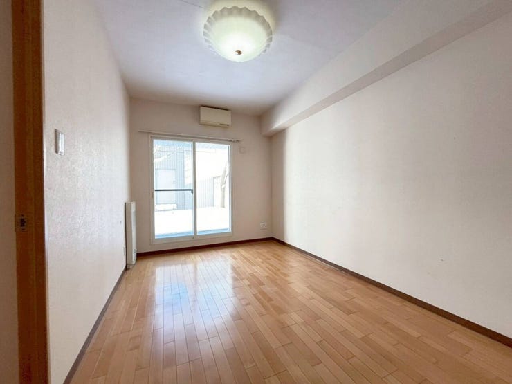 《洋室2》
足元からの窓があり光を取り込みます。