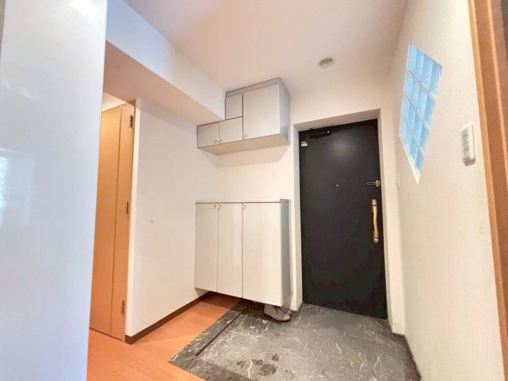 《玄関》
みなさまをお迎えする玄関。
シューズボックスがありすっきり収納可能です。