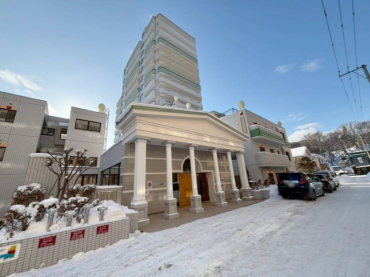 【外観】
《外観写真》
コンビニ、スーパー、病院等が徒歩圏内に揃っており、暮らしに便利な立地のマンションです。