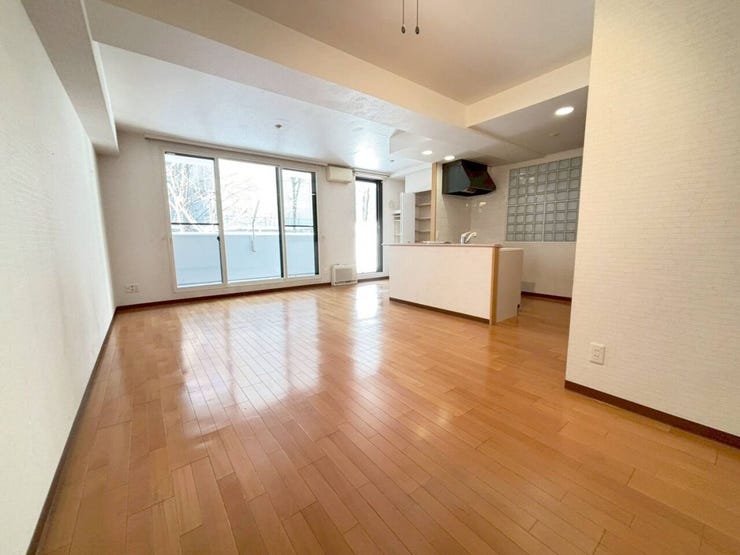 《リビング》
足元からの窓があり光を取り込みます。南西向きで日当たり良好!シンプルな内装でインテリアも選びやすい♪