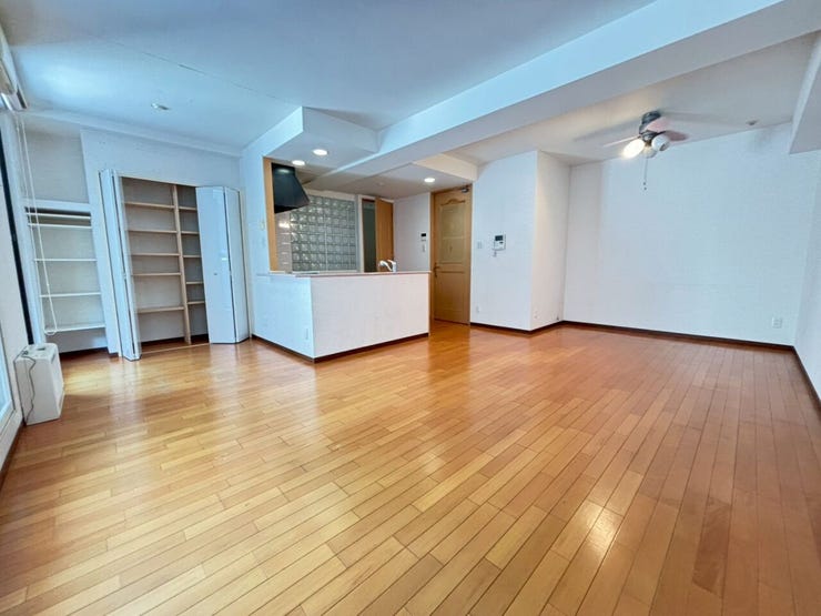 《リビング》
リビングにも収納スペースがあります。
収納家具が不要でお部屋をより広々お使いいただけます。