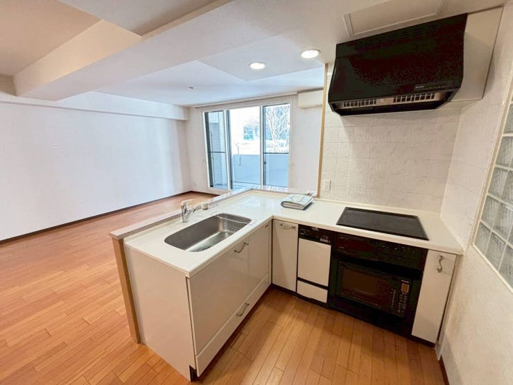 《キッチン》
カウンターキッチンのためリビングの様子を見ながらお料理可能!
L字型のため、作業動線が短くお料理の効率がUP♪