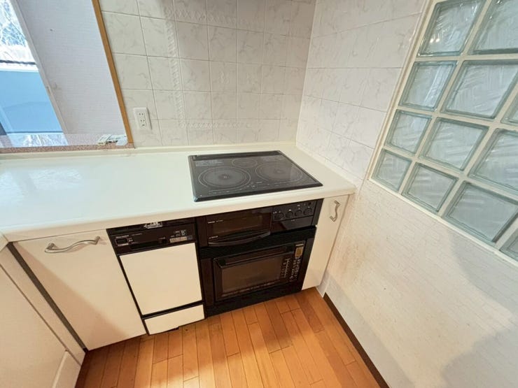 《キッチン》
IHクッキングヒーターでお手入れが簡単!
収納スペースも確保しています。