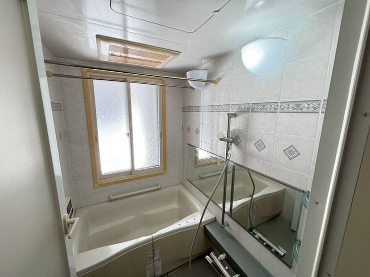 《浴室》
白を基調とし、窓があるため明るい印象です。
追い焚き機能付きです。1日の疲れを癒してくれます♪