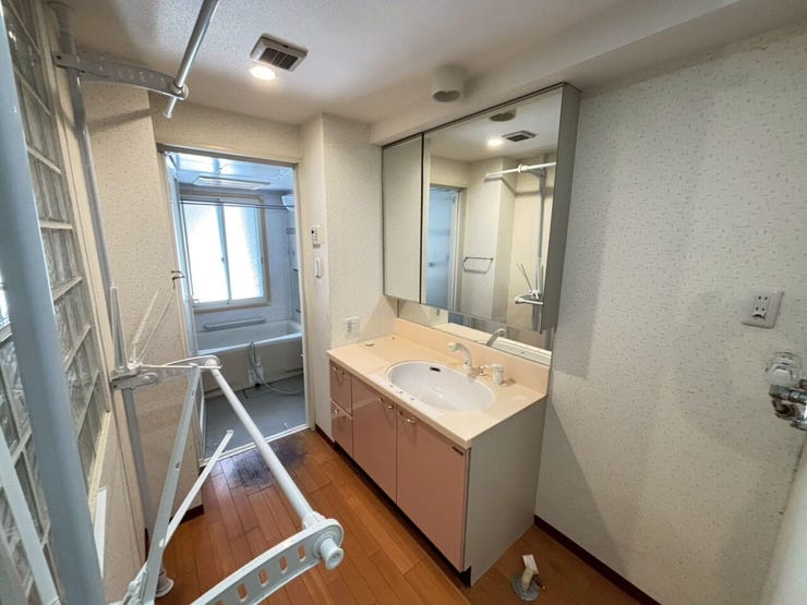 《洗面室》
鏡が大きく使いやすい洗面化粧台。
下の扉を開けるとストック品等を収納可能です。