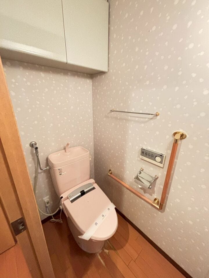 《トイレ》
ウォシュレット付きトイレです。
上部収納あり!ストック品や掃除用品の収納に♪