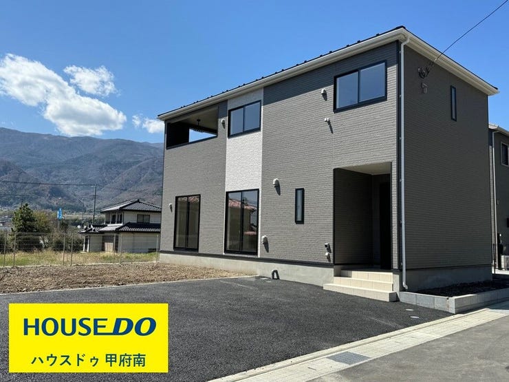 【外観】
スタイリッシュなダークカラーの外壁です。繰り返す地震の揺れを吸収するいえ制震・耐震のいえクワイエです!耐震等級3級取得で安心ですね。(韮崎市水神 新築建売住宅)