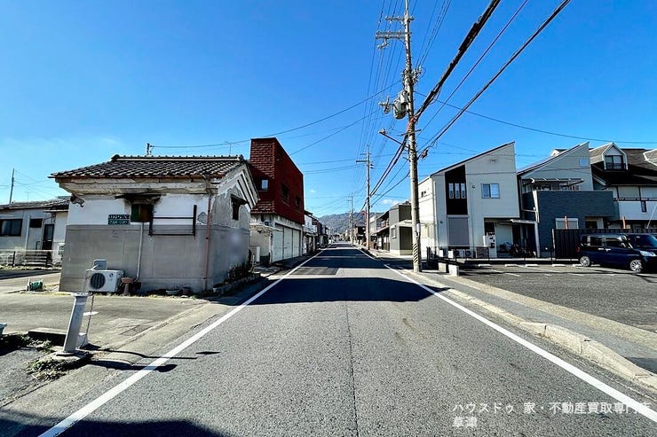 晴れた日は窓を開けて。心地よい風と陽光が、家族の団らんを優しく彩ります。