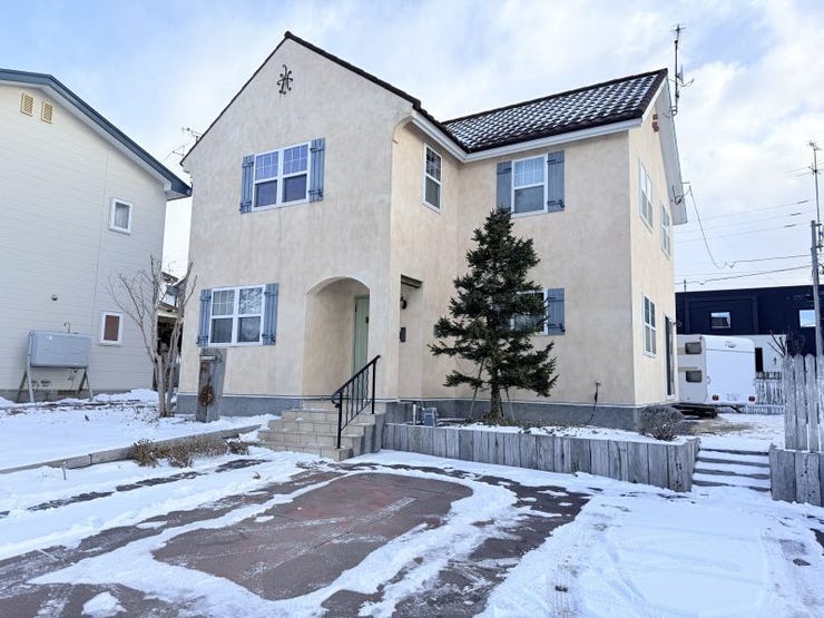 建物正面
裏側にも2台駐車可能です。