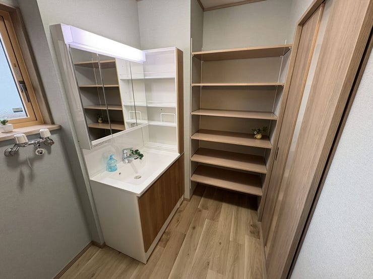 室内(2026年1月)撮影
◎本日案内可能◎
棚にタオルや着替えを収納すると、入浴時に部屋から着替えを持ってくる手間を省けます◎