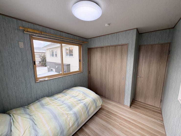 室内(2026年1月)撮影
◎本日案内可能◎
収納は引き違い戸のため、開き戸を開閉するときの前後のスペースが必要なく、周辺の空間を有効的に使うことができます♪