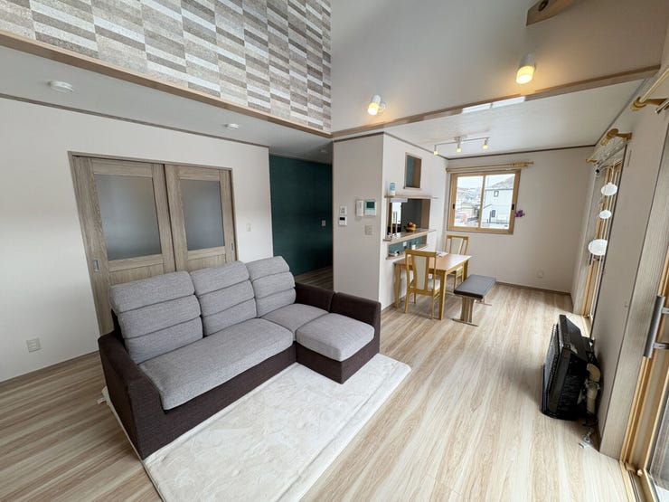 室内(2026年1月)撮影
◎本日案内可能◎
上部は吹抜になっており高窓が設けられているため、たっぷりと光が差し込みます♪