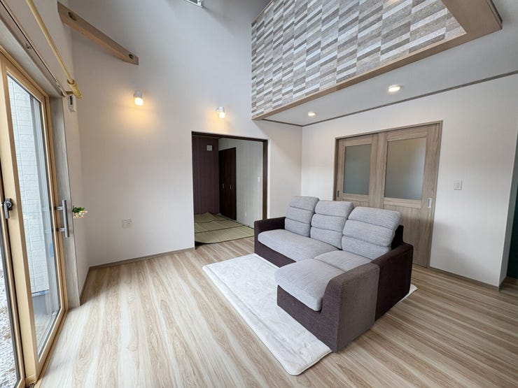 室内(2026年1月)撮影
◎本日案内可能◎
リビングから玄関が近く行き来しやすいため、来訪者が来た際や、ご家族が帰宅した際もすぐにお出迎えができるのが嬉しいですね♪