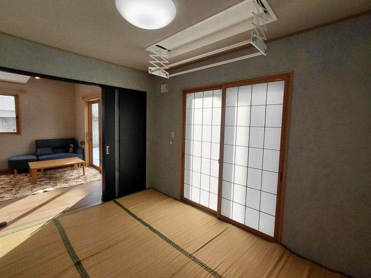 室内(2026年1月)撮影
◎本日案内可能◎
雨の日に大活躍の室内物干機付き!和室のため洗濯物が乾いた後は、座って畳むことができます♪