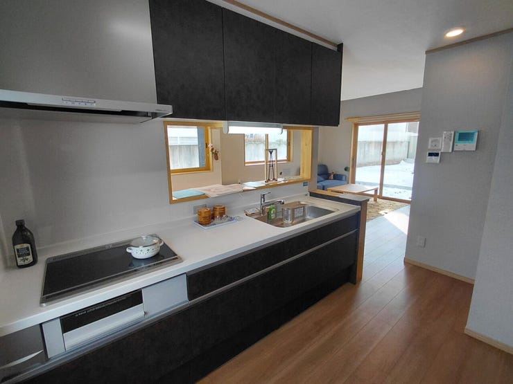 室内(2026年1月)撮影
◎本日案内可能◎
キッチン横にモニタ付インターホンや給湯器パネルなどがあるため、料理中でもサッと作業や確認ができて便利です!