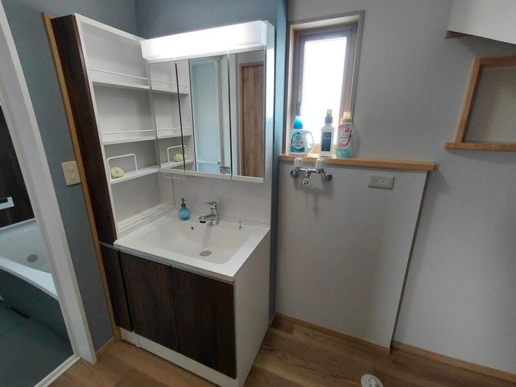 室内(2026年1月)撮影
◎本日案内可能◎
洗濯機置場の隣は階段下を有効活用した空間になっており、棚を置けばストックやタオルなどの収納スペースにできます!