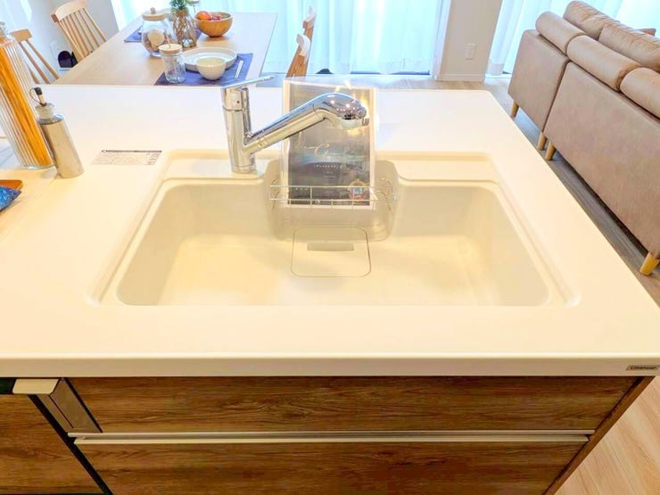 広いシンクはまな板や鍋など大きなものも洗いやすいです。